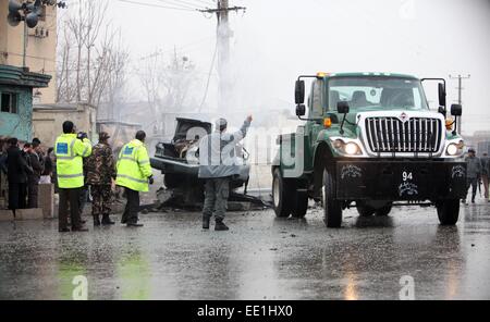 A Kabul, Afghanistan. Xiii gen, 2015. Le forze di sicurezza afgane ispezionare il sito di esplosione a Kabul, Afghanistan, Gennaio 13, 2015. Due civili sono stati uccisi mentre due altri feriti in un attentato nella capitale afgana inizio Martedì, la polizia ha detto. Credito: Rahmin/Xinhua/Alamy Live News Foto Stock