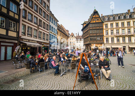 Persone a outdoor cafe con ristorante Maison Kammerzell in background in piazza della cattedrale di Strasburgo, Alsazia, Francia, Europa Foto Stock