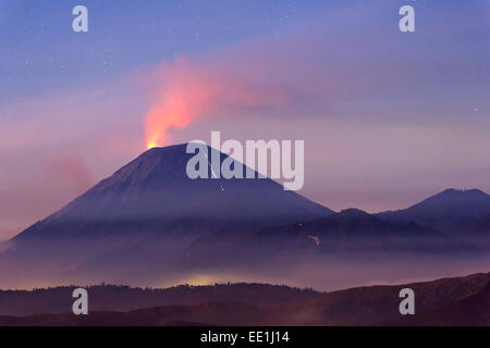 Gunung attivo vulcano Bromo di notte, Bromo-Tengger-Semeru National Park, Java, Indonesia, Asia sud-orientale, Asia Foto Stock