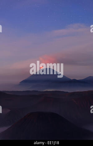 Gunung attivo vulcano Bromo di notte, Bromo-Tengger-Semeru National Park, Java, Indonesia, Asia sud-orientale, Asia Foto Stock