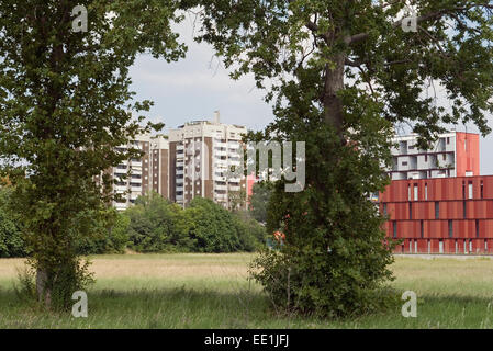 Edifici e vegetazione in Milano area suburbana, Italia Foto Stock