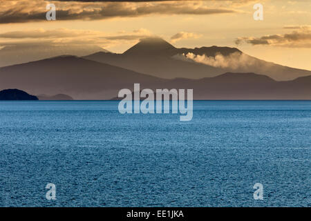 Tramonto sul lago Taupo e il Monte Ngauruhoe,Parco nazionale di Tongariro, Sito Patrimonio Mondiale dell'UNESCO, Isola del nord, Nuova Zelanda, Pacific Foto Stock