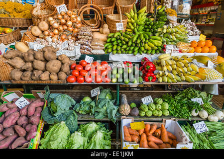 I fornitori all'interno del mercato di Funchal, dove i prodotti freschi e pesce sono venduti nella capitale Funchal, Madeira, Portogallo Foto Stock