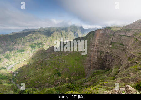 Una vista delle montagne vulcaniche che circondano Cova de Paul sul Santo Antao Isola Capo Verde Foto Stock