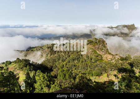 La nebbia avvolge le montagne vulcaniche che circondano Cova de Paul sul Santo Antao Isola Capo Verde Foto Stock