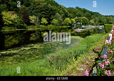 Fiume Blavet e serrature a Saint Nicolas des Eaux, canale da Nantes a Brest, Morbihan, in Bretagna, in Francia, in Europa Foto Stock