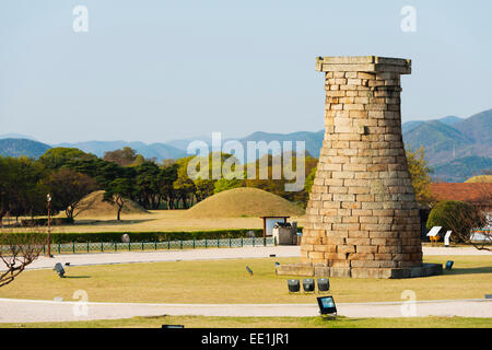 Cheomseongdae astronomico torre di osservazione, Tombe Reali tumuli, UNESCO, Gyeongju, Gyeongsangbuk-do, Corea del Sud, Asia Foto Stock