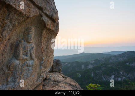 Rocce scolpite immagine del Buddha, Sito Patrimonio Mondiale dell'UNESCO, Monte Namsan National Park, Gyeongju, Gyeongsangbuk-do, Corea del Sud, Asia Foto Stock