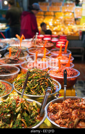 Kimchi verdure sottaceto, Dongmun tradizionale mercato, Jeju Island, Corea del Sud, Asia Foto Stock