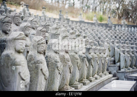 Statue, Gwaneumsa tempio buddista, Jeju Island, Corea del Sud, Asia Foto Stock