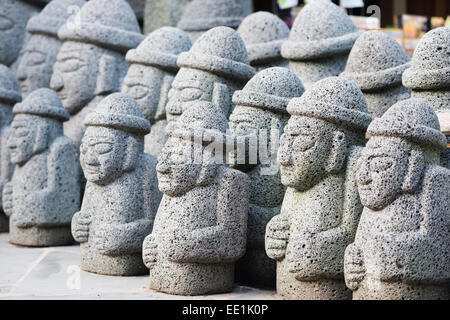 Dol hareubang (harubang) protezione di fertilità e di statue, Seogwipo City, Jeju Island, Corea del Sud, Asia Foto Stock