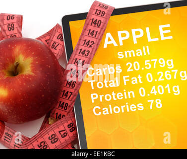 Tablet con le calorie in Apple e nastro di misurazione su sfondo bianco. Fatti di nutrizione Foto Stock