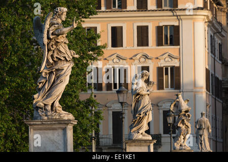 Angelo statue sul Ponte Sant' Angelo con grand house dietro, Roma, Lazio, l'Italia, Europa Foto Stock