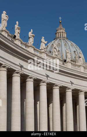 La Basilica di San Pietro da Piazza San Pietro, Sito Patrimonio Mondiale dell'UNESCO, Vaticano, Roma, Lazio, l'Italia, Europa Foto Stock