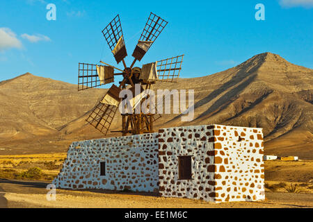 Mulino a vento nella valle centrale e 625m alta montagna Churillos oltre, Tefia, Puerto del Rosario, Fuerteventura, Isole Canarie Foto Stock