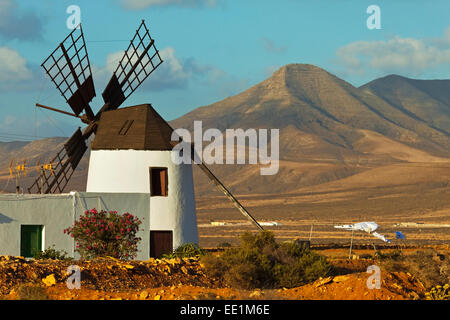 Il mulino a vento, la valle centrale e la 625m alta montagna Churillos oltre, Llanos de la Concepción, Fuerteventura, Isole Canarie Foto Stock