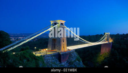 Il ponte sospeso di Clifton illuminata di notte, Bristol, Inghilterra, Regno Unito, Europa Foto Stock