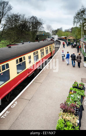 Un treno a vapore a Pickering stazione. Foto Stock