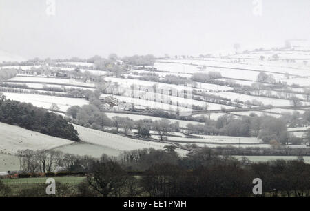 Aberystwyth, Wales, Regno Unito. Il 13 gennaio, 2015. La neve si assesta su terreno coltivato nei pressi di Comins Coch, Aberystwyth, Galles. Credito: John Gilbey/Alamy Live News Foto Stock