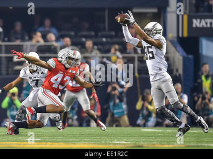 Arlington, Texas, Stati Uniti d'America. Xii gen, 2015. Oregon Ducks stretto fine Faraone marrone (85) rende la cattura come Ohio State Buckeyes linebacker Darron Lee (43) chiude in durante il College Football Playoff campionato nazionale di gioco tra Ohio State Buckeyes e Oregon Ducks 12 gennaio 2015, presso AT&T in Arlington, Texas.Ohio State vince 42-20. Credito: Cal Sport Media/Alamy Live News Foto Stock