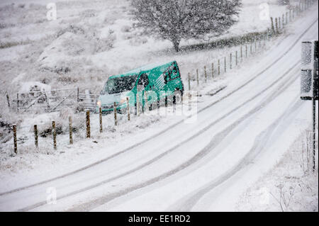 Mynydd Epynt gamma di colline, Powys, Wales, Regno Unito. Il 13 gennaio, 2015. Graham, un driver da Cardiff ha fatto scorrere fuori strada in un recinto sulla B4520 Brecon Road sulla gamma Epynt di colline in Powys. La neve cade in Galles centrale come previsto dalle previsioni meteo. Credito: Graham M. Lawrence/Alamy Live News. Foto Stock