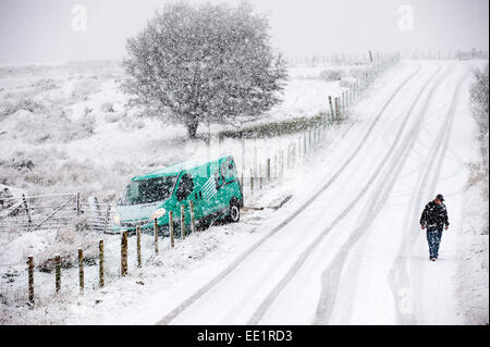 Mynydd Epynt gamma di colline, Powys, Wales, Regno Unito. Il 13 gennaio, 2015. Graham, un driver da Cardiff ha fatto scorrere fuori strada in un recinto sulla B4520 Brecon Road sulla gamma Epynt di colline in Powys. La neve cade in Galles centrale come previsto dalle previsioni meteo. Credito: Graham M. Lawrence/Alamy Live News. Foto Stock