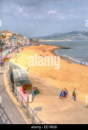 Lyme Regis beach e dal lungomare di Dorset Regno Unito Inghilterra soleggiato clima caldo portato i visitatori e i turisti in tarda estate Foto Stock