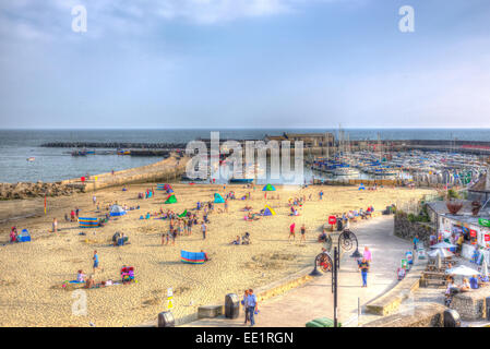 Lyme Regis DORSET REGNO UNITO Inghilterra soleggiato clima caldo portato i visitatori e i turisti in tarda estate Foto Stock