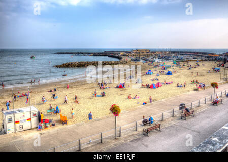 Lyme Regis DORSET REGNO UNITO Inghilterra soleggiato clima caldo portato i visitatori e i turisti in tarda estate Foto Stock