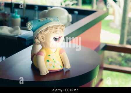 Smile baby doll statua in casa Foto Stock