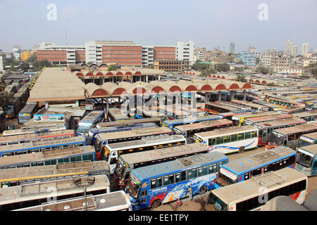 Dacca 10 gennaio 2015. Diverse centinaia di autobus è rimasta parcheggiata al minimo la Mohakhali Inter District Bus Terminal a Dhaka.Foto di Foto Stock