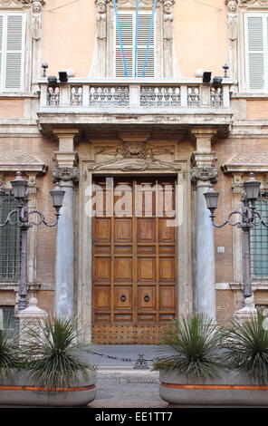 Porta di ingresso del Palazzo Madama, case del Senato della Repubblica Italiana. Roma, Italia Foto Stock