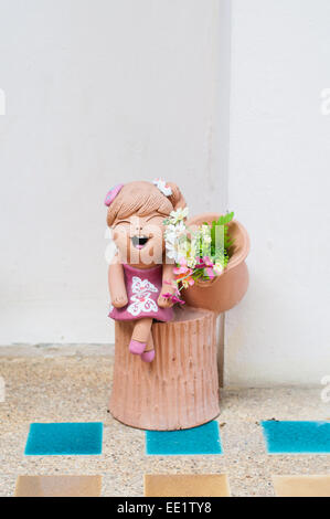 Smile baby doll statua in casa Foto Stock