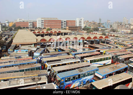 Dacca 10 gennaio 2015. Diverse centinaia di autobus è rimasta parcheggiata al minimo la Mohakhali Inter District Bus Terminal a Dhaka.Foto di Foto Stock