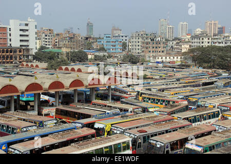 Dacca 10 gennaio 2015. Diverse centinaia di autobus è rimasta parcheggiata al minimo la Mohakhali Inter District Bus Terminal a Dhaka.Foto di Foto Stock