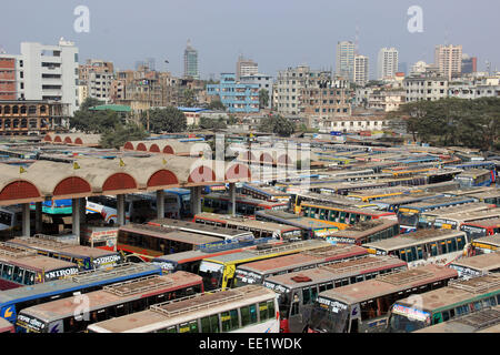 Dacca 10 gennaio 2015. Diverse centinaia di autobus è rimasta parcheggiata al minimo la Mohakhali Inter District Bus Terminal a Dhaka.Foto di Foto Stock