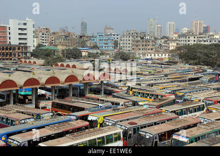 Dacca 10 gennaio 2015. Diverse centinaia di autobus è rimasta parcheggiata al minimo la Mohakhali Inter District Bus Terminal a Dhaka.Foto di Foto Stock