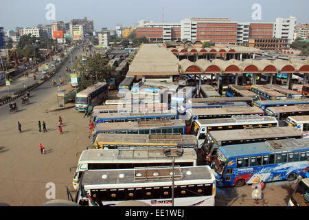 Dacca 10 gennaio 2015. Diverse centinaia di autobus è rimasta parcheggiata al minimo la Mohakhali Inter District Bus Terminal a Dhaka.Foto di Foto Stock