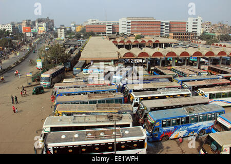 Dacca 10 gennaio 2015. Diverse centinaia di autobus è rimasta parcheggiata al minimo la Mohakhali Inter District Bus Terminal a Dhaka.Foto di Foto Stock