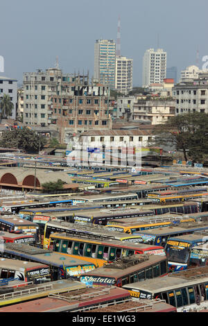 Dacca 10 gennaio 2015. Diverse centinaia di autobus è rimasta parcheggiata al minimo la Mohakhali Inter District Bus Terminal a Dhaka.Foto di Foto Stock