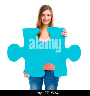 Bella donna bionda tenendo un blu pezzo del puzzle Foto Stock