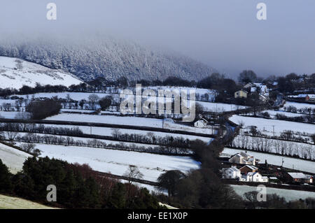 Aberystwyth, Wales, Regno Unito. Il 13 gennaio, 2015. La neve si assesta su terreno coltivato nelle colline del Cambriano montagne vicino Comins Coch, Aberystwyth, Galles - John Gilbey/Alamy Live News 13-Gen-2015 Credito: John Gilbey/Alamy Live News Foto Stock