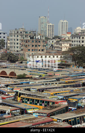 Dacca 10 gennaio 2015. Diverse centinaia di autobus è rimasta parcheggiata al minimo la Mohakhali Inter District Bus Terminal a Dhaka.Foto di Foto Stock