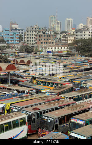 Dacca 10 gennaio 2015. Diverse centinaia di autobus è rimasta parcheggiata al minimo la Mohakhali Inter District Bus Terminal a Dhaka.Foto di Foto Stock