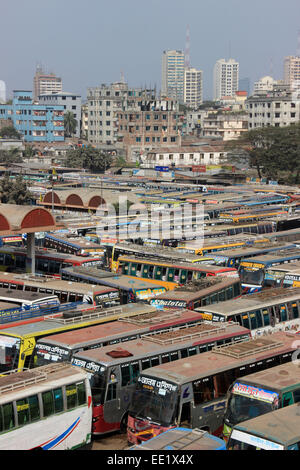 Dacca 10 gennaio 2015. Diverse centinaia di autobus è rimasta parcheggiata al minimo la Mohakhali Inter District Bus Terminal a Dhaka.Foto di Foto Stock