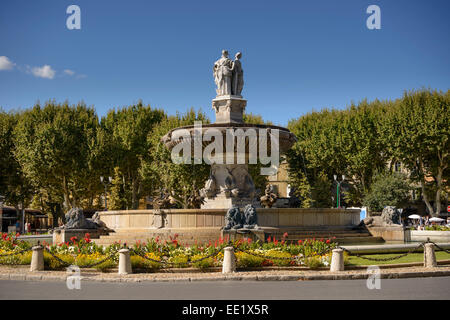 Fontaine de la Rotonde (costruito nel 1860) in Place du Gal de Gaulle in Aix en Provence, PACA (Provence-Alpes-Côte d'Azur), Francia Foto Stock