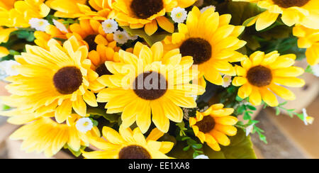 Fiori artificiali bouquet organizzare per la decorazione in casa Foto Stock