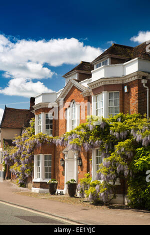 Regno Unito Inghilterra, Suffolk, Lavenham, Church Street, rivestita di glicine Regency House Foto Stock