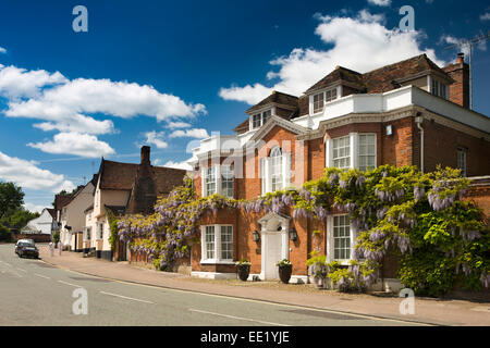 Regno Unito Inghilterra, Suffolk, Lavenham, Church Street, rivestita di glicine Regency House Foto Stock