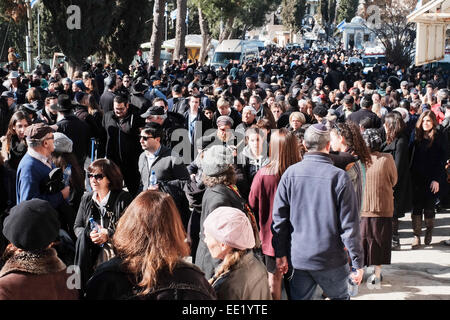 Gerusalemme. Xiii gen, 2015. Migliaia ai funerali di quattro Ebrei vittime dell'attacco a Parigi presso la Hyper Cacher kosher supermercato. Yoav Hattab, Philippe Braham, Yohan Cohen e Francois-Michel Saada sono state portate a riposo in Har HaMenuchot cimitero. Credito: Nir Alon/Alamy Live News Foto Stock